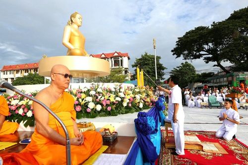 ภาพ No.11628:ประมวลภาพประเพณีตักบาตรดอกไม้ พระ 3,000 รูป ประจำปี 2557