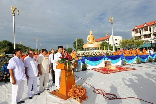 ภาพ No.11632:ประมวลภาพประเพณีตักบาตรดอกไม้ พระ 3,000 รูป ประจำปี 2557