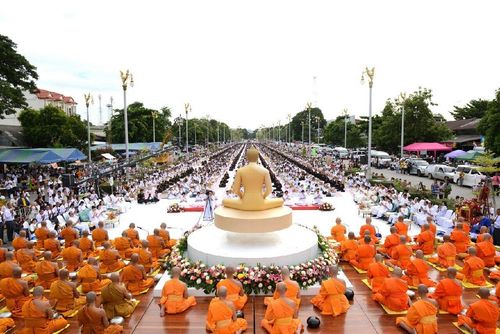 ภาพ No.11631:ประมวลภาพประเพณีตักบาตรดอกไม้ พระ 3,000 รูป ประจำปี 2557