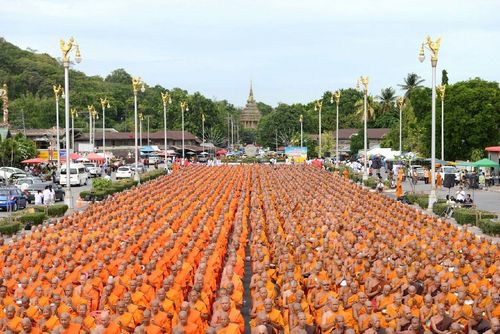 ภาพ No.11633:ประมวลภาพประเพณีตักบาตรดอกไม้ พระ 3,000 รูป ประจำปี 2557
