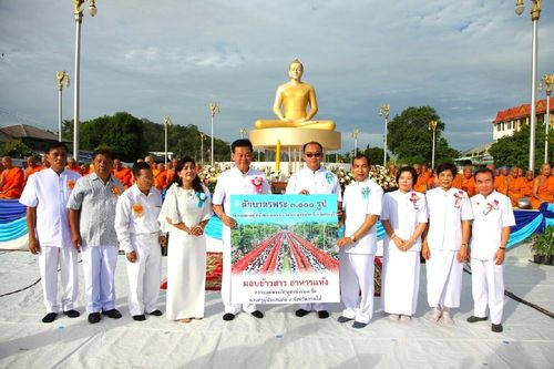 ภาพ No.11630:ประมวลภาพประเพณีตักบาตรดอกไม้ พระ 3,000 รูป ประจำปี 2557