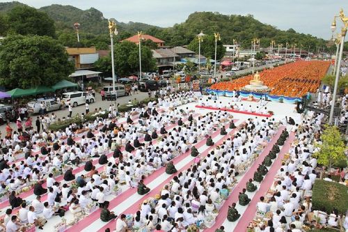 ภาพ No.11636:ประมวลภาพประเพณีตักบาตรดอกไม้ พระ 3,000 รูป ประจำปี 2557