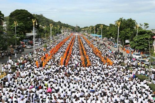ภาพ No.11634:ประมวลภาพประเพณีตักบาตรดอกไม้ พระ 3,000 รูป ประจำปี 2557