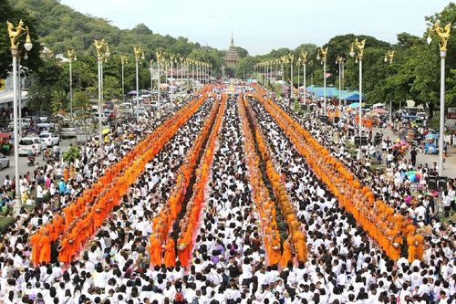 ภาพ No.11637:ประมวลภาพประเพณีตักบาตรดอกไม้ พระ 3,000 รูป ประจำปี 2557