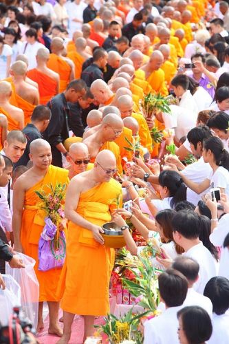 ภาพ No.11640:ประมวลภาพประเพณีตักบาตรดอกไม้ พระ 3,000 รูป ประจำปี 2557