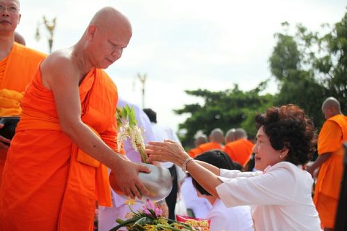ภาพ No.11639:ประมวลภาพประเพณีตักบาตรดอกไม้ พระ 3,000 รูป ประจำปี 2557