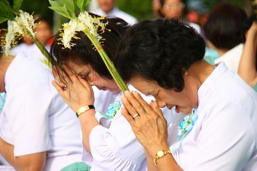 ภาพ No.11643:ประมวลภาพประเพณีตักบาตรดอกไม้ พระ 3,000 รูป ประจำปี 2557