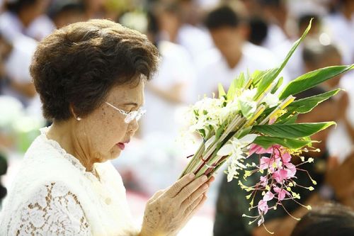 ภาพ No.11644:ประมวลภาพประเพณีตักบาตรดอกไม้ พระ 3,000 รูป ประจำปี 2557