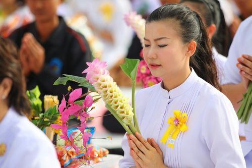 ภาพ No.11642:ประมวลภาพประเพณีตักบาตรดอกไม้ พระ 3,000 รูป ประจำปี 2557