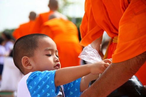 ภาพ No.11646:ประมวลภาพประเพณีตักบาตรดอกไม้ พระ 3,000 รูป ประจำปี 2557