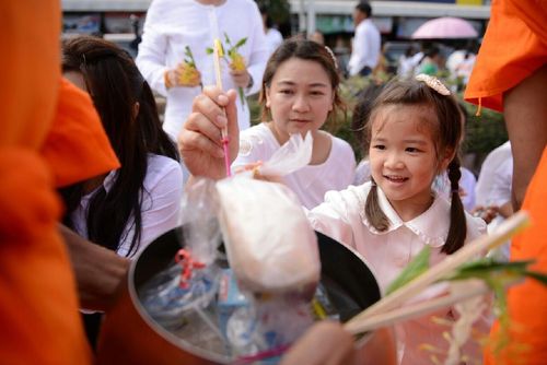 ภาพ No.11651:ประมวลภาพประเพณีตักบาตรดอกไม้ พระ 3,000 รูป ประจำปี 2557