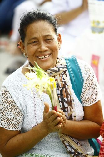 ภาพ No.11655:ประมวลภาพประเพณีตักบาตรดอกไม้ พระ 3,000 รูป ประจำปี 2557