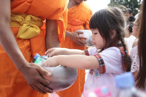 ภาพ No.11653:ประมวลภาพประเพณีตักบาตรดอกไม้ พระ 3,000 รูป ประจำปี 2557