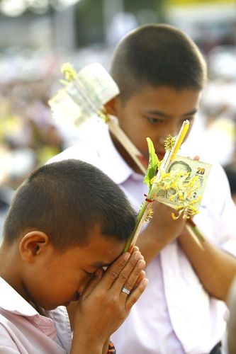 ภาพ No.11656:ประมวลภาพประเพณีตักบาตรดอกไม้ พระ 3,000 รูป ประจำปี 2557