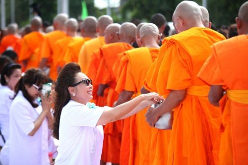 ภาพ No.11657:ประมวลภาพประเพณีตักบาตรดอกไม้ พระ 3,000 รูป ประจำปี 2557