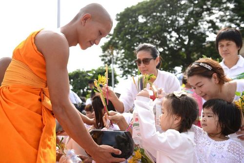 ภาพ No.11658:ประมวลภาพประเพณีตักบาตรดอกไม้ พระ 3,000 รูป ประจำปี 2557