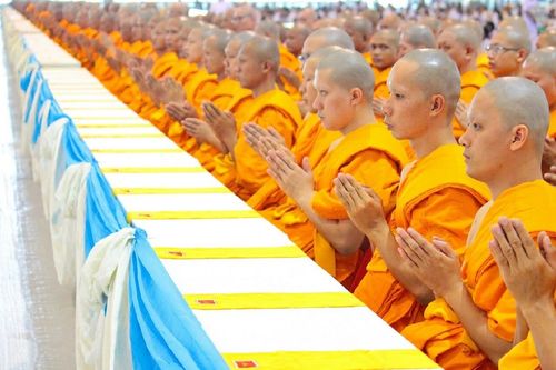 ภาพ No.11662:ประมวลภาพพิธีถวายกองทุนแสงสว่างและผ้าอาบน้ำฝนวันอาสาฬหบูชา พ.ศ. 2557