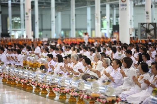 ภาพ No.11666:ประมวลภาพพิธีถวายกองทุนแสงสว่างและผ้าอาบน้ำฝนวันอาสาฬหบูชา พ.ศ. 2557