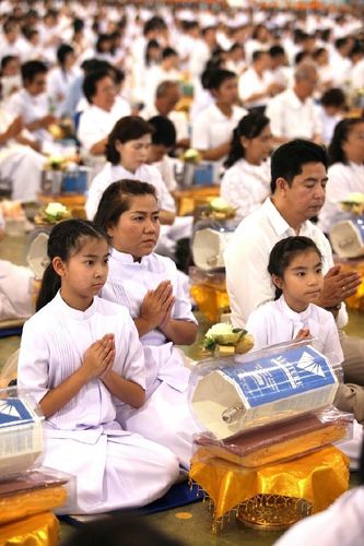 ภาพ No.11669:ประมวลภาพพิธีถวายกองทุนแสงสว่างและผ้าอาบน้ำฝนวันอาสาฬหบูชา พ.ศ. 2557