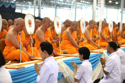 ภาพ No.11670:ประมวลภาพพิธีถวายกองทุนแสงสว่างและผ้าอาบน้ำฝนวันอาสาฬหบูชา พ.ศ. 2557