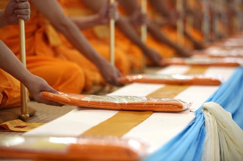 ภาพ No.11672:ประมวลภาพพิธีถวายกองทุนแสงสว่างและผ้าอาบน้ำฝนวันอาสาฬหบูชา พ.ศ. 2557