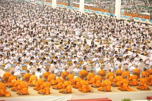 ภาพ No.11677:ประมวลภาพพิธีถวายกองทุนแสงสว่างและผ้าอาบน้ำฝนวันอาสาฬหบูชา พ.ศ. 2557