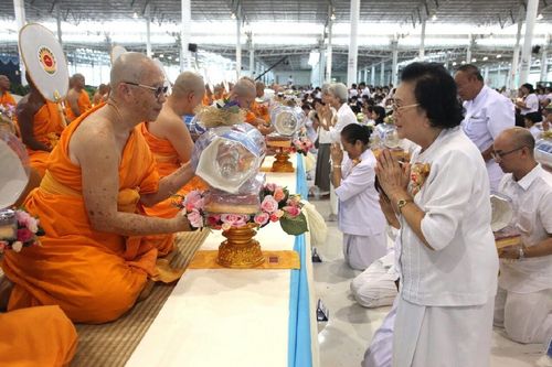 ภาพ No.11676:ประมวลภาพพิธีถวายกองทุนแสงสว่างและผ้าอาบน้ำฝนวันอาสาฬหบูชา พ.ศ. 2557