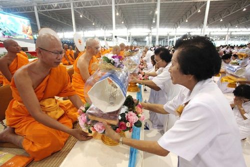 ภาพ No.11679:ประมวลภาพพิธีถวายกองทุนแสงสว่างและผ้าอาบน้ำฝนวันอาสาฬหบูชา พ.ศ. 2557