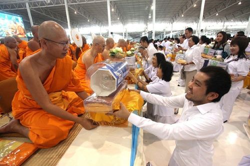 ภาพ No.11680:ประมวลภาพพิธีถวายกองทุนแสงสว่างและผ้าอาบน้ำฝนวันอาสาฬหบูชา พ.ศ. 2557