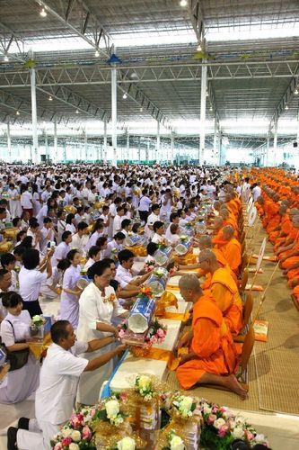 ภาพ No.11682:ประมวลภาพพิธีถวายกองทุนแสงสว่างและผ้าอาบน้ำฝนวันอาสาฬหบูชา พ.ศ. 2557