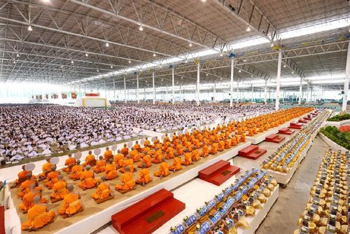 ภาพ No.11684:ประมวลภาพพิธีถวายกองทุนแสงสว่างและผ้าอาบน้ำฝนวันอาสาฬหบูชา พ.ศ. 2557