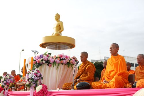 ภาพ No.11787:ตักบาตรท่าโขลงพระ 1,199 รูป วันที่ 13 ก.ค. 2557