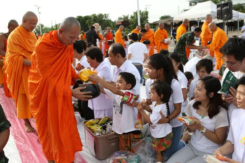 ภาพ No.11788:ตักบาตรท่าโขลงพระ 1,199 รูป วันที่ 13 ก.ค. 2557