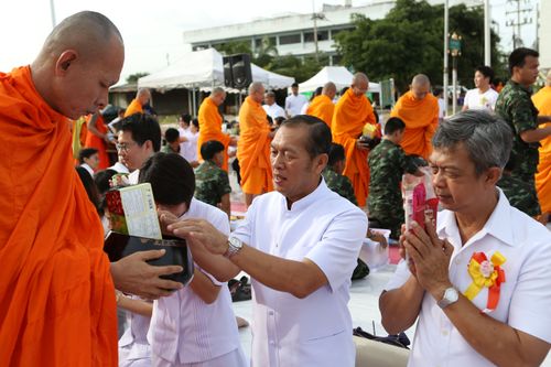 ภาพ No.11791:ตักบาตรท่าโขลงพระ 1,199 รูป วันที่ 13 ก.ค. 2557