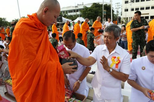 ภาพ No.11792:ตักบาตรท่าโขลงพระ 1,199 รูป วันที่ 13 ก.ค. 2557