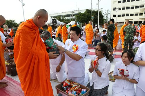 ภาพ No.11793:ตักบาตรท่าโขลงพระ 1,199 รูป วันที่ 13 ก.ค. 2557