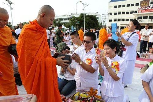 ภาพ No.11794:ตักบาตรท่าโขลงพระ 1,199 รูป วันที่ 13 ก.ค. 2557