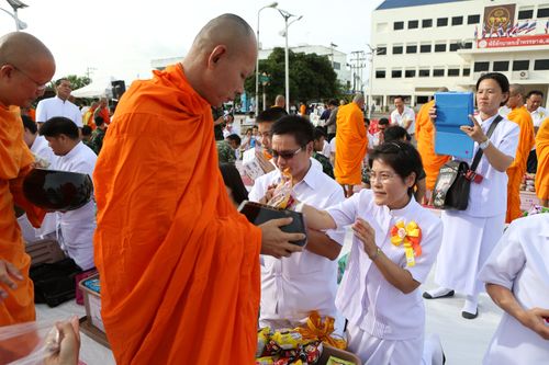 ภาพ No.11795:ตักบาตรท่าโขลงพระ 1,199 รูป วันที่ 13 ก.ค. 2557