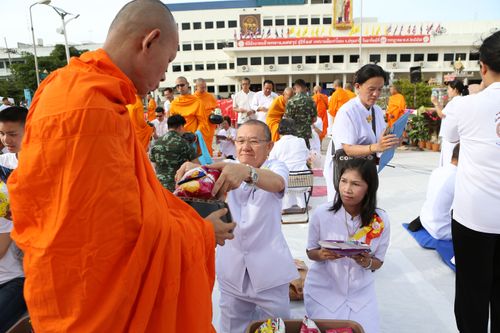 ภาพ No.11796:ตักบาตรท่าโขลงพระ 1,199 รูป วันที่ 13 ก.ค. 2557