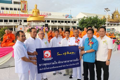 ภาพ No.11800:ตักบาตรท่าโขลงพระ 1,199 รูป วันที่ 13 ก.ค. 2557