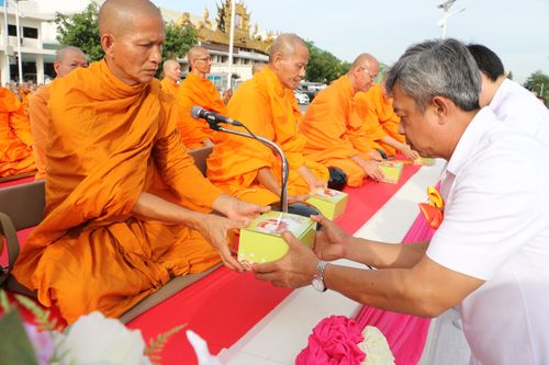 ภาพ No.11801:ตักบาตรท่าโขลงพระ 1,199 รูป วันที่ 13 ก.ค. 2557