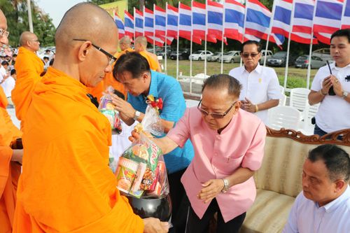 ภาพ No.11799:ตักบาตรท่าโขลงพระ 1,199 รูป วันที่ 13 ก.ค. 2557