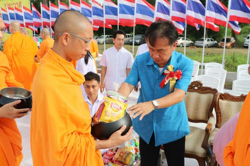 ภาพ No.11802:ตักบาตรท่าโขลงพระ 1,199 รูป วันที่ 13 ก.ค. 2557