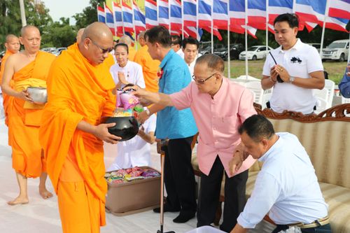 ภาพ No.11803:ตักบาตรท่าโขลงพระ 1,199 รูป วันที่ 13 ก.ค. 2557