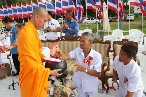 ภาพ No.11805:ตักบาตรท่าโขลงพระ 1,199 รูป วันที่ 13 ก.ค. 2557