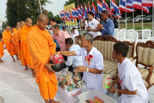 ภาพ No.11804:ตักบาตรท่าโขลงพระ 1,199 รูป วันที่ 13 ก.ค. 2557