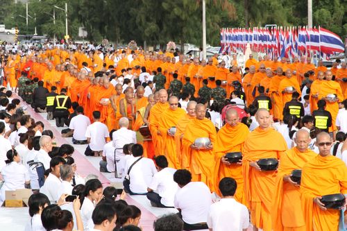 ภาพ No.11806:ตักบาตรท่าโขลงพระ 1,199 รูป วันที่ 13 ก.ค. 2557