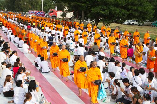 ภาพ No.11807:ตักบาตรท่าโขลงพระ 1,199 รูป วันที่ 13 ก.ค. 2557