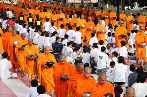 ภาพ No.11809:ตักบาตรท่าโขลงพระ 1,199 รูป วันที่ 13 ก.ค. 2557