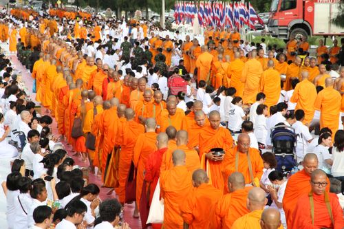 ภาพ No.11808:ตักบาตรท่าโขลงพระ 1,199 รูป วันที่ 13 ก.ค. 2557